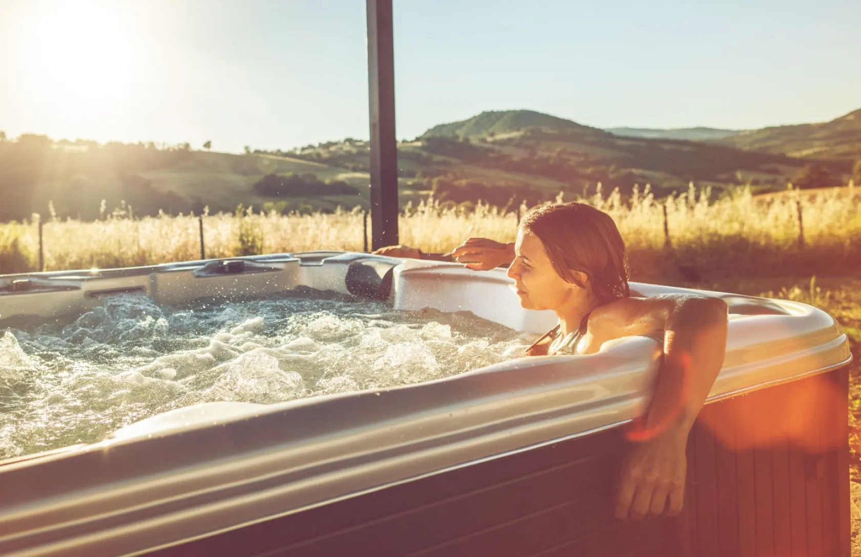 Une personne dans un spa extérieur à la lumière du soleil