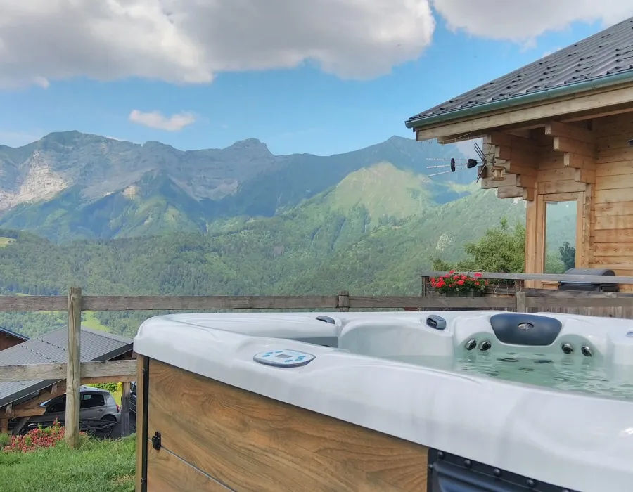 Spa extérieur installé sur une terrasse avec vue sur les montagnes
