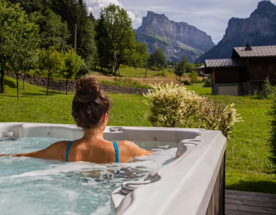 Spa extérieur devant un jardin et un paysage de montagne